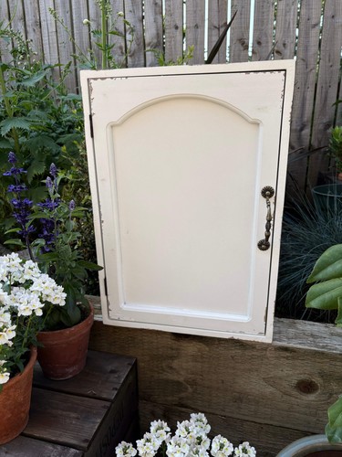 White shabby wall - unit,