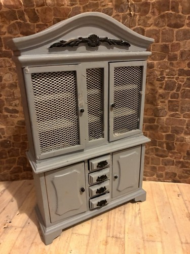 Dolls house scale - dolls,